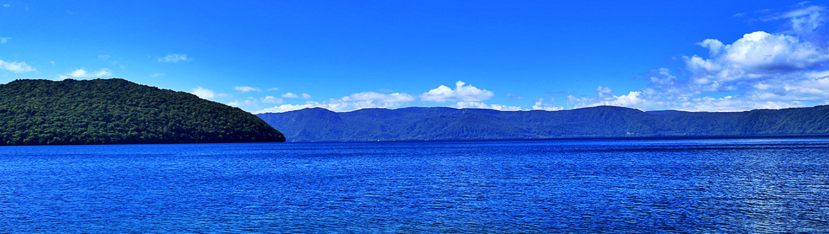 十和田湖と美しい周辺の山々